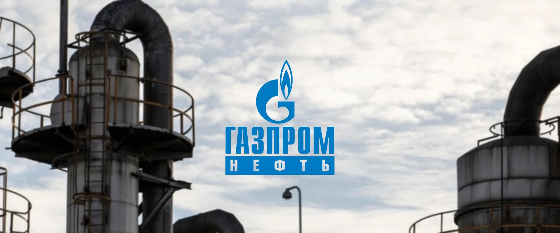 логотип на фоне оборудования