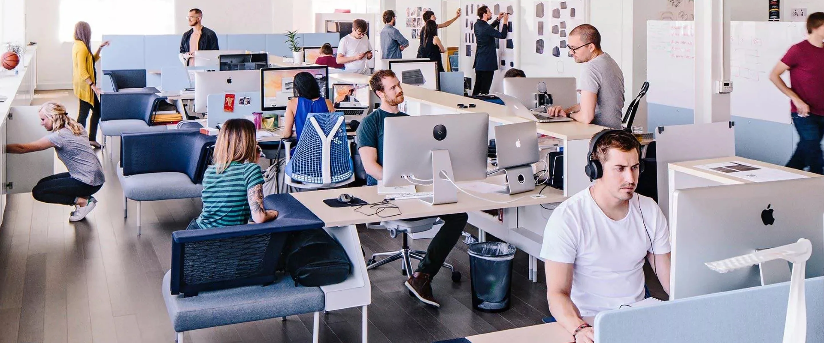 логотип на фоне оборудования